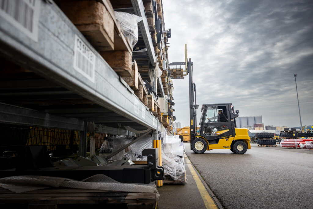 Yale NZ Forklift working outdoors in the cold temperature